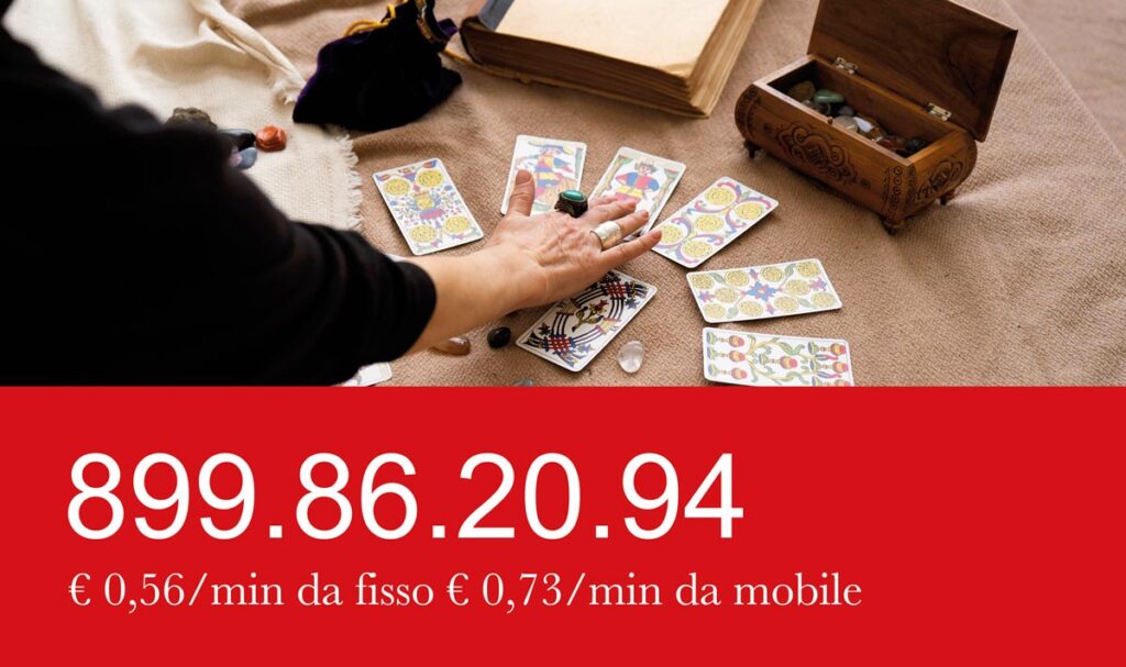 Cartomante sincera durante un consulto telefonico professionale senza illusioni